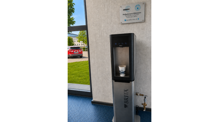 Trinkwasserspender im Foyer des Verwaltungsgebäudes Wasserwerk Perlenbach